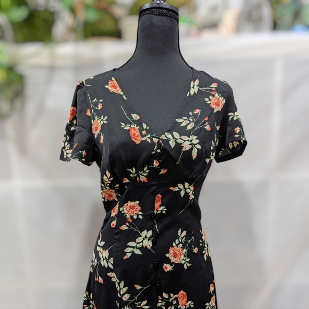 Rihoas, NWT, The Black V Neck Floral Short Sleeve Maxi Dress . - Picture 4 of 9